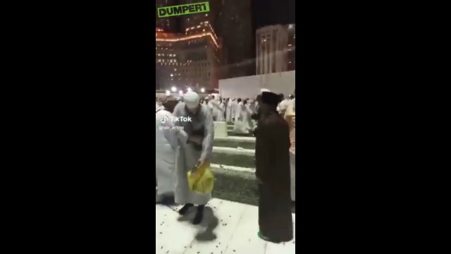 Atak owadów podczas modlitwy w Mekce