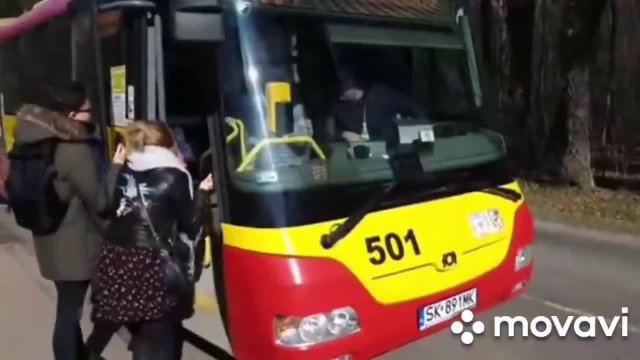 Kierowca zatrzymał autobus na godzine bo pasażer ma szalik zamiast maski