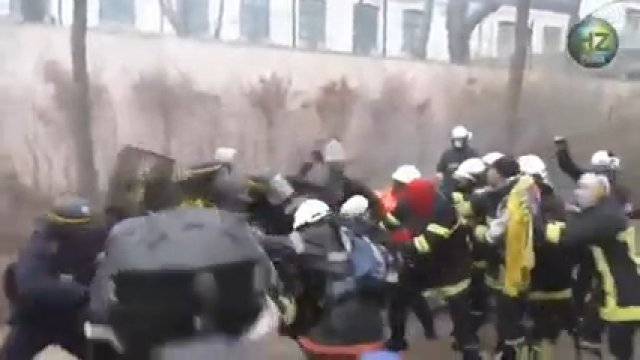 Policja bije strażaków! Starcia z policją podczas protestów we Francji