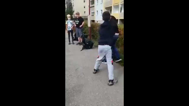 Szokujące nagranie z Niemiec. Chłopcy byli bici przez młodych imigrantów na przystanku