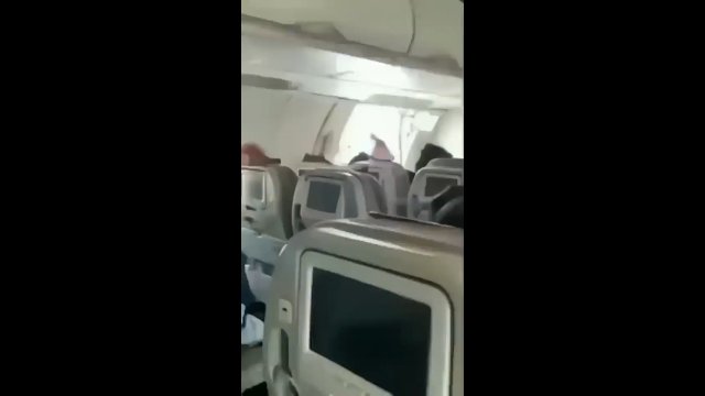 Chwile grozy na pokładzie. Pasażer otworzył drzwi w trakcie lotu