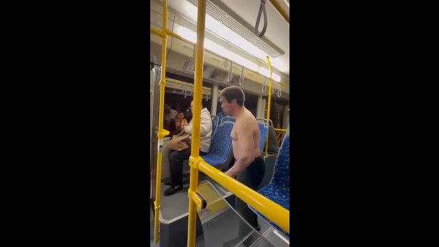 Pijany mężczyzna był agresywny w autobusie. Został z niego wykopany przez dzieciaków