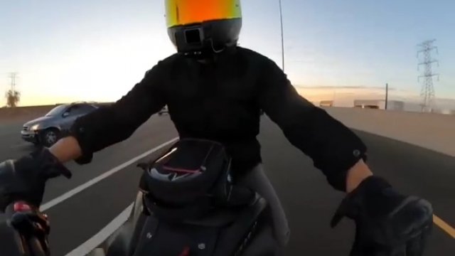 Dlatego zawsze powinno się nosić kask podczas jazdy na motocyklu