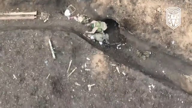 Grupa Taktyczna ADAM zrzuca bomby na Rosjan będących w dziurach i okopach