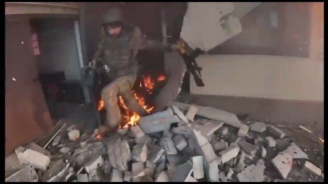 Ukraińscy żołnierze ewakuują drona z budynku pod ostrzałem, Bakhmut