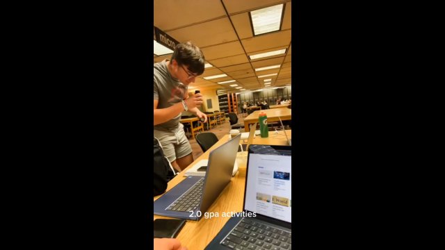 Dzieciaki potajemnie wąchały sole trzeźwiące w szkolnej bibliotece [WIDEO]