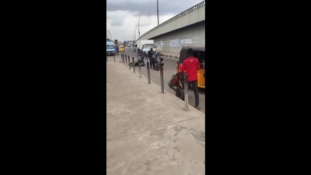 Skandaliczna postawa nigeryjskiej policji. Zatrzymali mężczyznę i ukradli jego motocykl