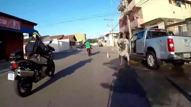 Brazylijska policja i pościg motorami za złodziejami