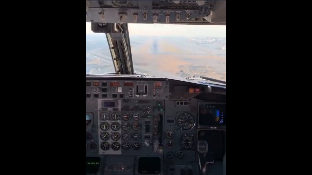 Widok z kabiny pilota i moment zderzenia się samolotu z ptakiem