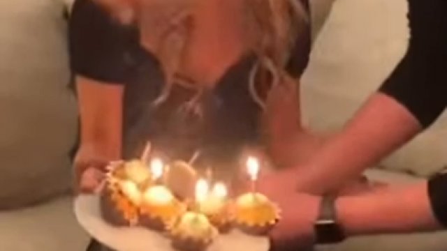Dziewczyna dostała tort i zapaliła się ze szczęścia