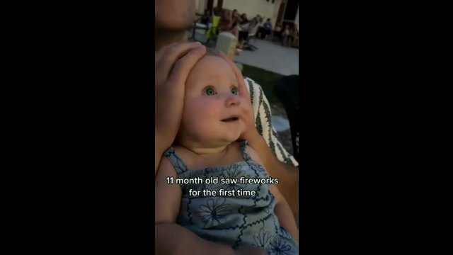 11 miesięczne dziecko po raz pierwszy ogląda pokaz fejerwerków