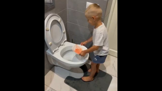 Dzieciak znalazł sposób na szybkie umycie naczyń po obiedzie [WIDEO]