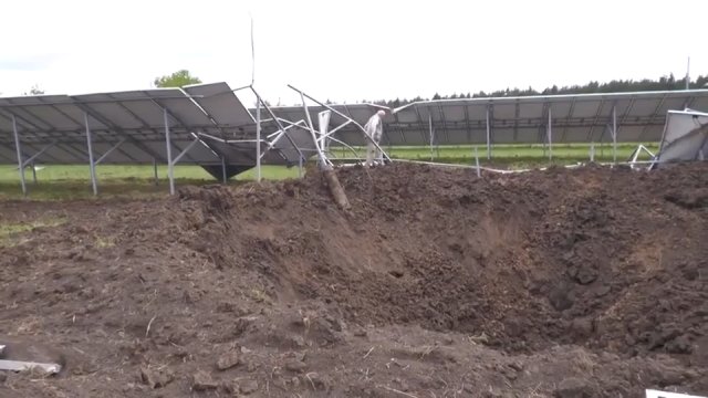 Rosjanie niszczą farmę fotowoltaiczna w obwodzie charkowskim