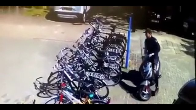 Facet na skuterze celowo zniszczył zaparkowane rowery. Spotkała go natychmiastowa karma