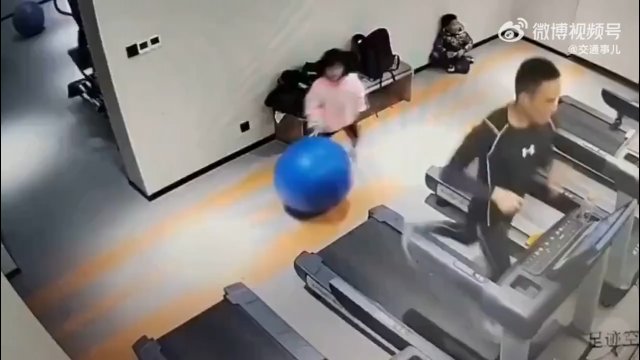 Dziewczynka z piłką do jogi rujnuje trening na bieżni