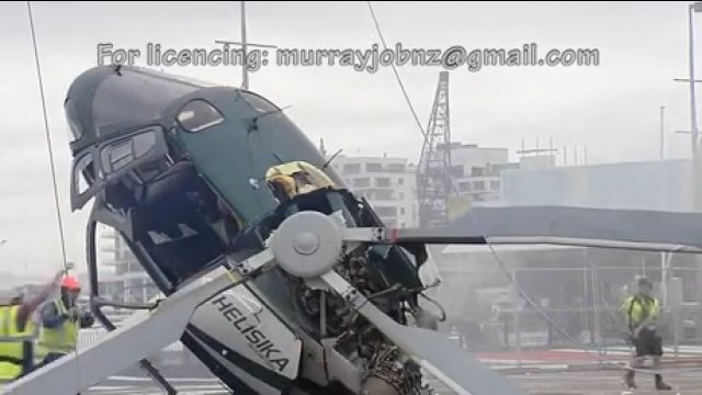 Niecodzienny wypadek helikoptera przy... transporcie choinki [WIDEO]