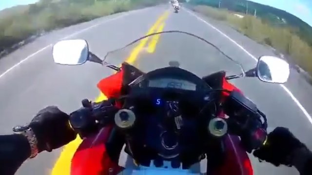 Jedziesz sobie prawie 200 km/h na motocyklu, a tu nagle korek na drodze