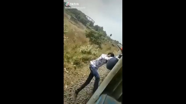 Chłopak prawie zginął, próbując wyskoczyć z jadącego pociągu [WIDEO]