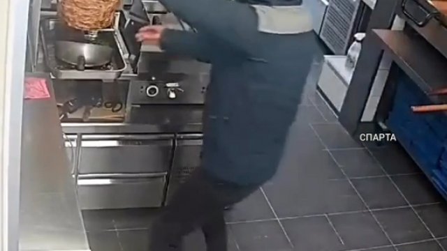 Próba kradzieży mięsa z baru z kebabem