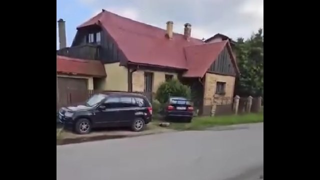 Kierowca BMW chciał przykozaczyć - jego drift skończył się na płocie [WIDEO]