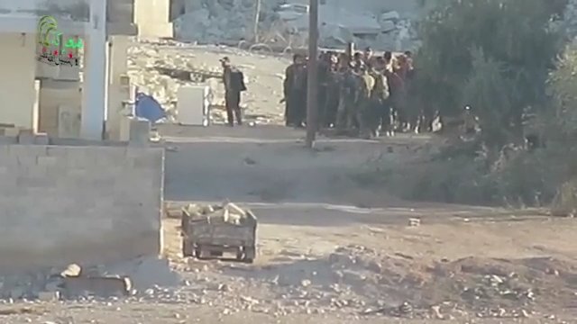 Żołnierze zebrali się wokół porzuconego moździerza w Syrii. Okazało się że to pułapka