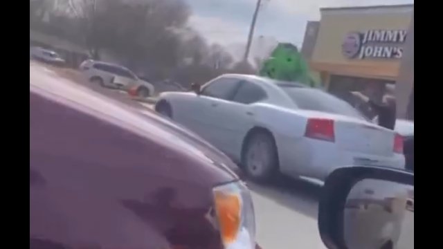 Mężczyzna odjechał z niemowlęciem na dachu samochodu