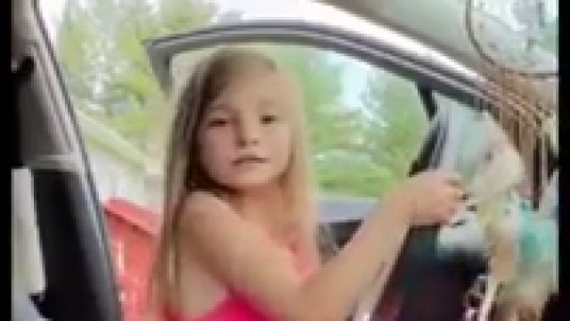 Dziewczyna wsiadła za kierownicę i prawie przejechała swoją mamę