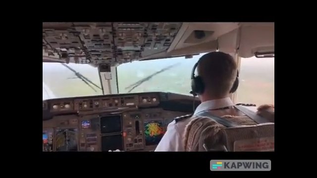 Pilot z trudem ląduje z powodu silnego bocznego wiatru