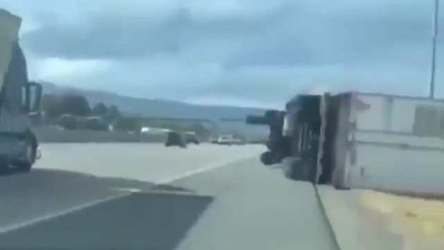 Silny wiatr przewraca ciężarówkę