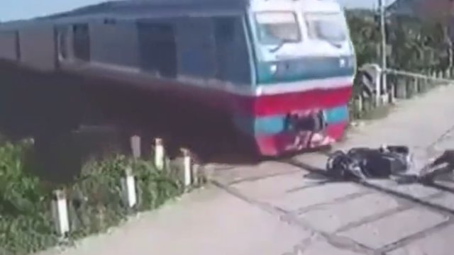 Motocyklista ucieka w ostatniej chwili spod pociągu