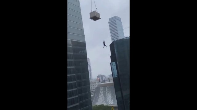 Pracownik zwisał z dźwigu na placu budowy w Toronto