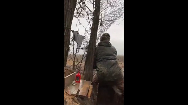 Rosyjski żołnierz nie potrafił oddać strzału. Został zaskoczony przez odrzut broni