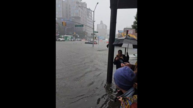 Nieprawdopodobne obrazy z Nowego Jorku! Powódź błyskawiczna zalała miasto [WIDEO]