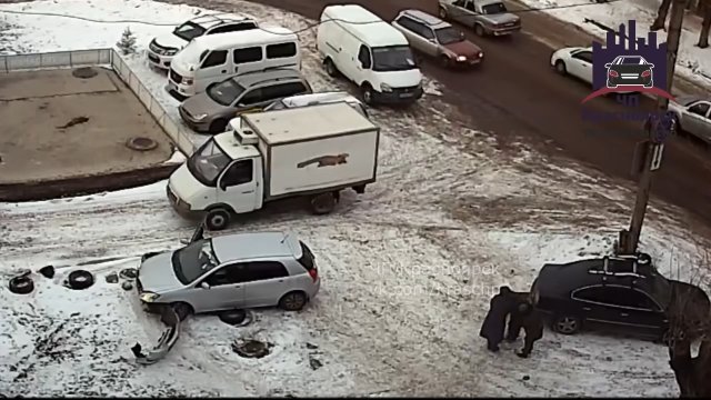 Kobieta, samochód, zima i Rosja. To już mieszanka niebezpieczna [WIDEO]