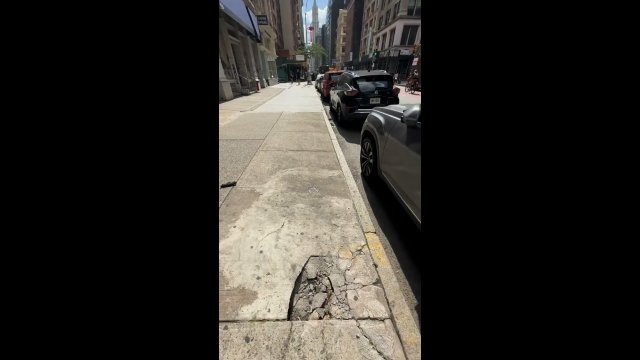 Niebezpieczna dziura w chodniku w Nowym Jorku