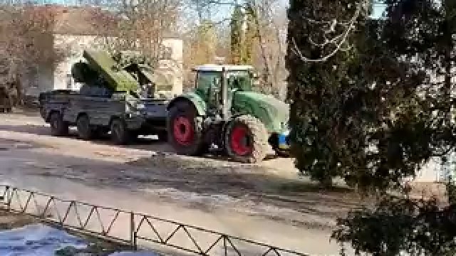 Kolejny sprzęt rosyjski zabrany przez traktor