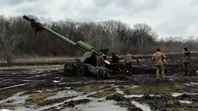 Ukraińskie haubice Giatsint-B 152 mm uderzają w armię rosyjską