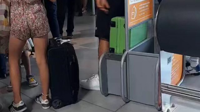 Koleś chciał oszukać na lotnisku z rozmiarem bagażu. Karma dopadła go natychmiast