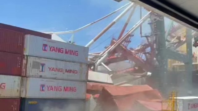 Żuraw zawalił się w porcie w Tajwanie i zniszczył masywne kontenery