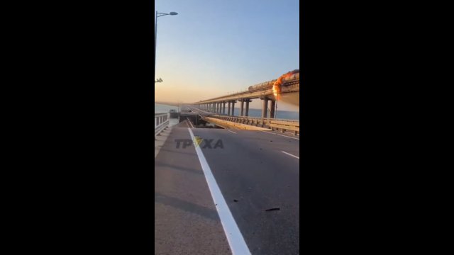 Most Krymski zniszczony. Widok od innej strony