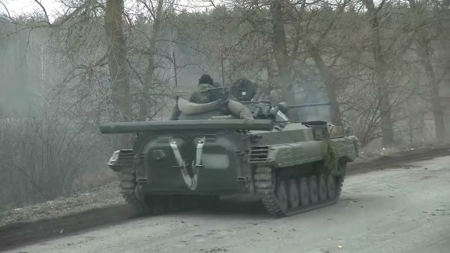 Rosjanie jadą przez Ukrainę z flagami ZSRR na czołgach