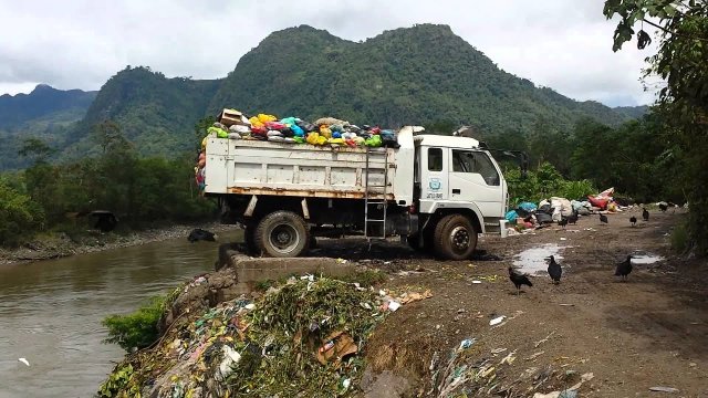 Plastikowe śmieci wyrzucane do rzeki Amazonki