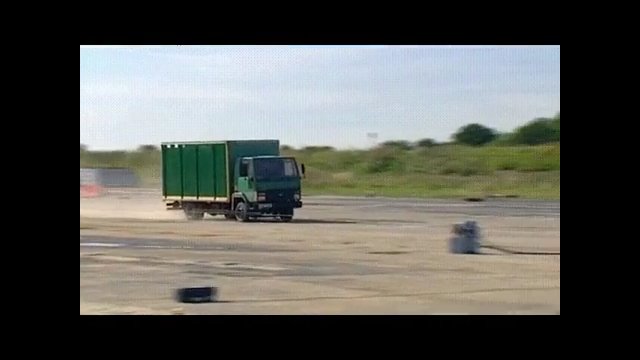Test zderzeniowy ciężarówki z automatycznym słupkiem bezpieczeństwa