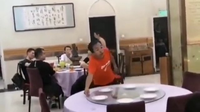 Niesamowite umiejętności kelnera w nakrywaniu do stołu