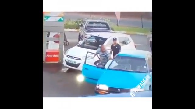 Facet wpadł w szał, kiedy inny kierowca zarysował mu auto