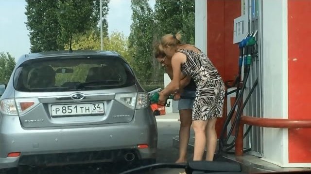 Dwie kobiety tankują samochód