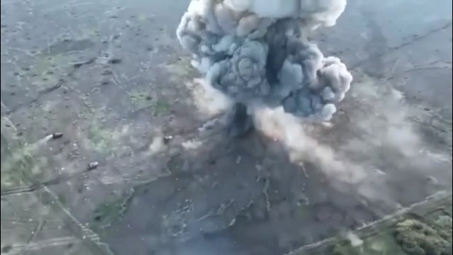 Rosyjska kolumna zostaje trafiona, co powoduje bardzo dużą eksplozję.