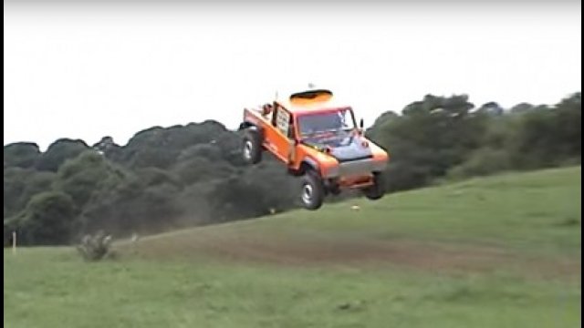Nieudany, choć niezwykle efektowny skok Land Roverem