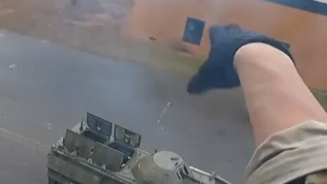 Rzut granatem do pojazdu opancerzonego w symulacji airsoft