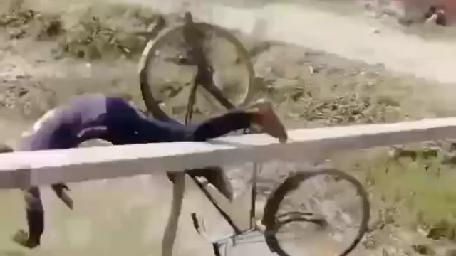 Jazda na rowerze po wąskim, betonowym przejeździe